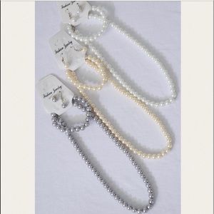 NWT beautiful necklace, bracelet and earring set